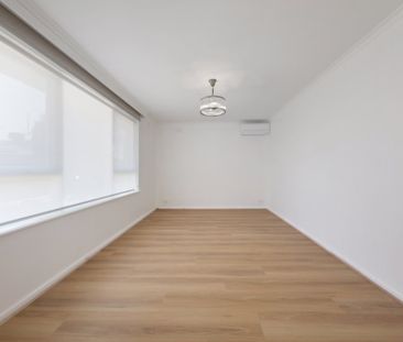 Ground Floor Fully Renovated 2-Bedroom Apartment - Photo 2