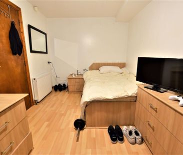 3 bedroom Flat in Brudenell Mount, Leeds - Photo 5