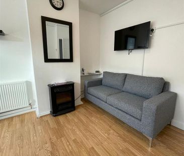 1 bedroom private hall to rent - Photo 2
