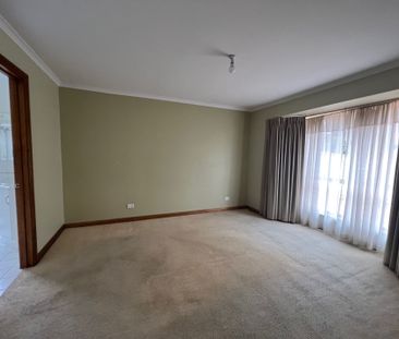 Large 4 Bedroom Home with 2 Living Areas! - Photo 2