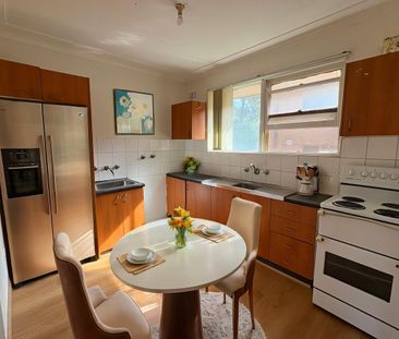 Freshly Painted 2 bedroom top floor unit - Photo 3