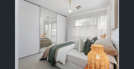 Low-maintenance, sophisticated home full of style - Photo 3