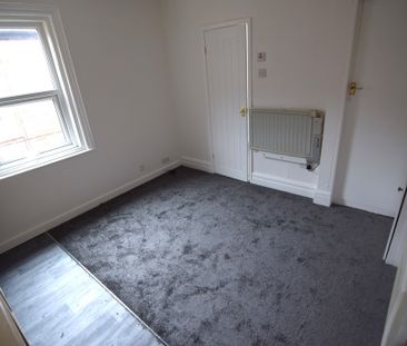 To Let 1 Bed Flat - Photo 2