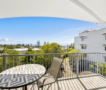 Fully Furnished Modern Luxe Top Floor Apartment with Ocean Views - Photo 4