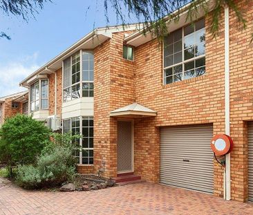 Spacious Townhouse Living! - Photo 1