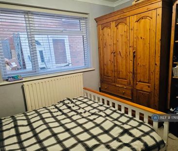 1 bedroom in a house share to rent - Photo 2