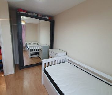 2 Bed Flat, Lupin Crescent, IG1 - Photo 4