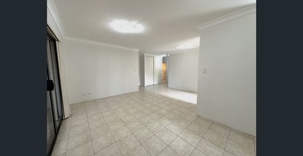 Spacious ground floor 3-bedroom apartment with courtyard - Photo 1