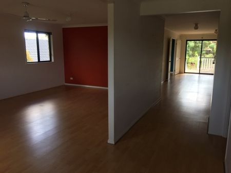 Large 5 Bedroom House - Photo 2