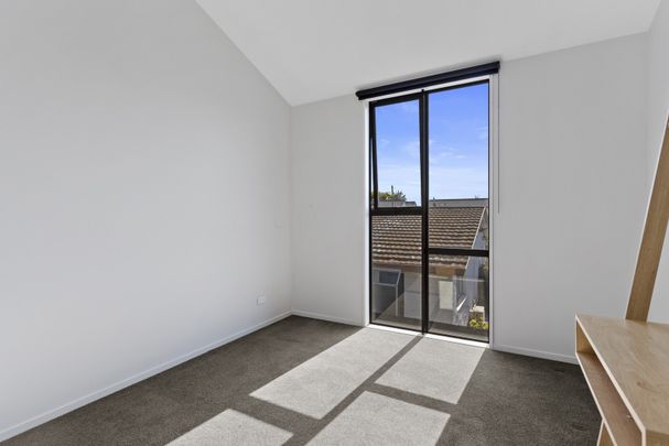 Modern Two-bedroom Townhouse with One Off Street Car Park in Addington. - Photo 1
