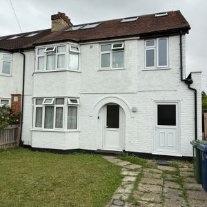 This fully furnished studio room is available in a three-person professional house share, located just off Cherry Hinton Road. The property offers excellent access to Addenbrooke’s Hospital, Cambridge Train Station, and the city centre, making it ideal for working professionals. - Photo 2