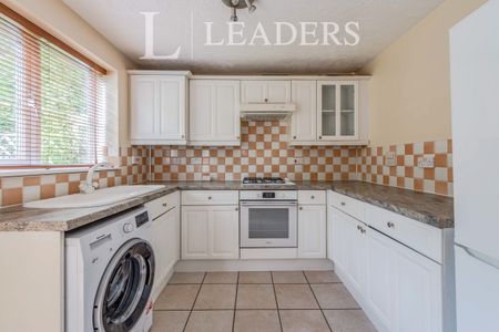 3 bedroom house to rent Abergavenny Gardens, Copthorne, Crawley, RH10 - Photo 4