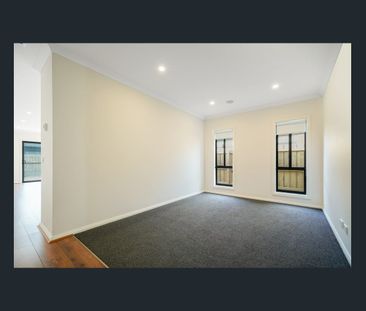 Modern Four Bedroom Home - Photo 5