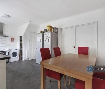 1 bedroom in a house share to rent - Photo 3