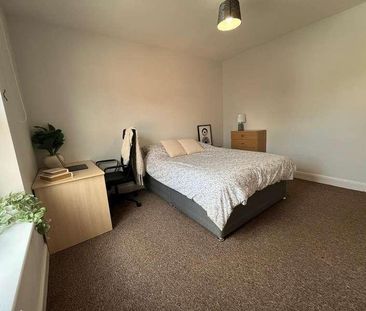 Spacious Bedroom House, LN1 - Photo 6