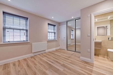 Newly converted two bedroom split level maisonette located on the high street - Photo 5