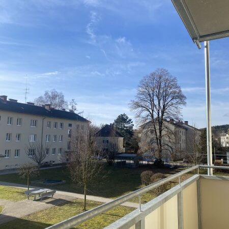 Wohnen zwischen Stadt & Seen: helle 3-Zimmer-Wohnung mit Balkon, Abstellraum & idealer Lage in Vöcklabruck – ruhig, zentral & perfekt für Genießer der nahen Salzkammergut-Seen! - Photo 1