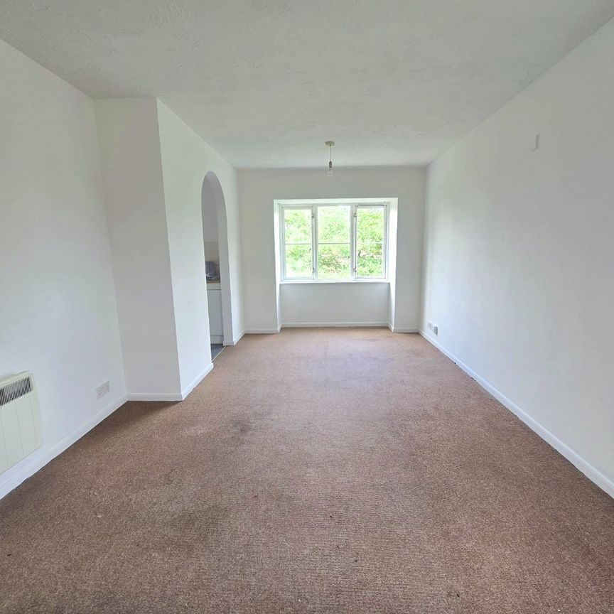 2 bed flat to rent in Cygnet Close, London, NW10 - Photo 1