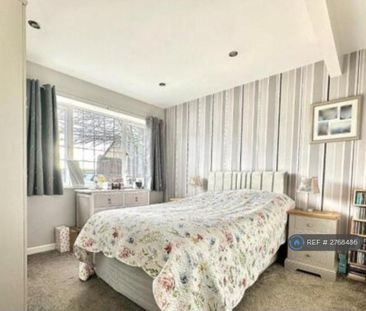 4 bedroom semi-detached house to rent - Photo 5