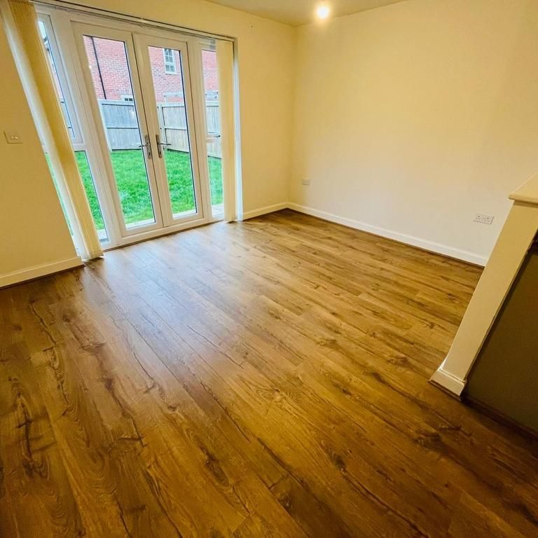 4 bedroom semi-detached house to rent - Photo 1