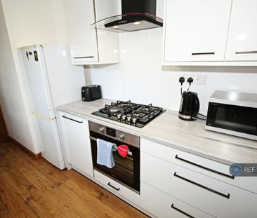 1 bedroom in a flat share to rent - Photo 4