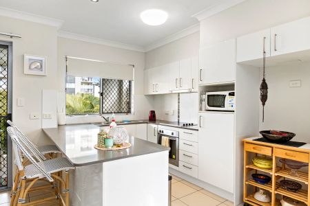 Modern & Well Located Two Bedroom Apartment - Photo 4