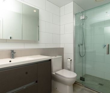 Modern 3-Bedroom Apartment with Stunning Views! - Photo 4