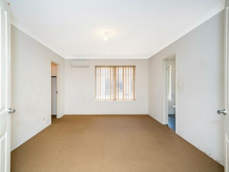 Front of the complex family home! - Photo 2