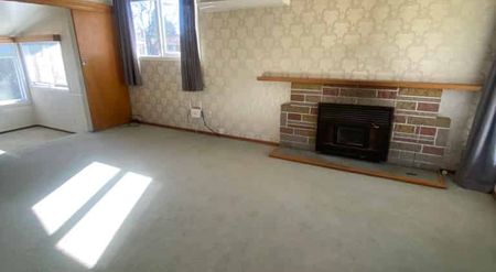 Sunny 3 Bedroom Home with Sleepout - Photo 2