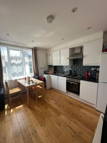 3 bedroom flat to rent - Photo 2