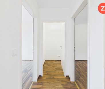 Schöne Wohnung mit 3-ZI im Zentrum von Straßham! - Photo 1