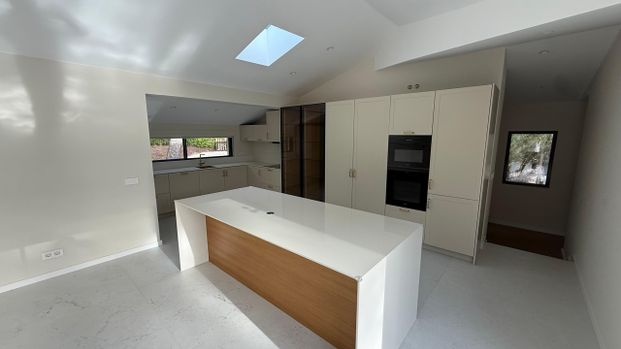 Renovated Contemporary 4 Bedroom Villa in Exclusive Quinta da Marinha, Cascais - Photo 1