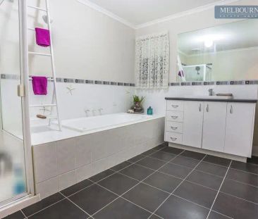 “Family Home in Fairways Estate!” - Photo 2