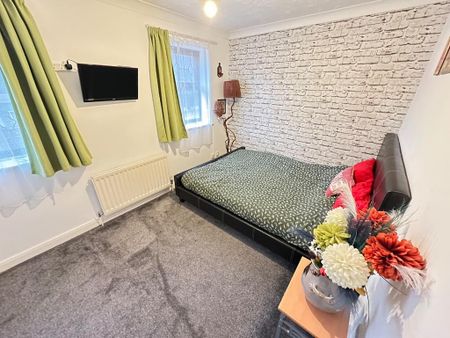 3 bedroom end of terrace house to rent - Photo 3