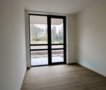 Gelijkvloersappartement met 2 slpkrs, terras, tuin en staanplaats. - Photo 1