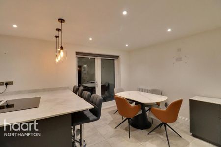 5 bedroom detached house to rent - Photo 4