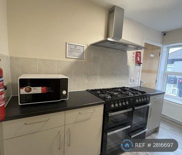 1 bedroom in a house share to rent - Photo 2