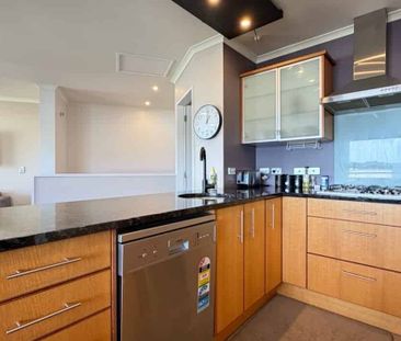 MODERN FULLY FURNISHED TOWNHOUSE - Photo 3