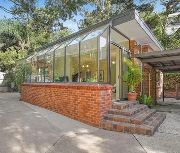 Stylishly Updated and Spacious 3 Bedroom Family Home in Ultra-Conve... - Photo 3