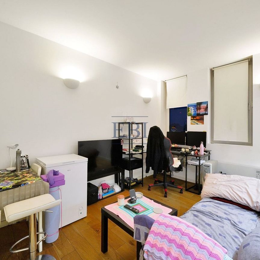 Kempton House, 122 High Street, TW18 4EQ - Photo 1