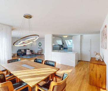 Elegant 4-Room Furnished Apartment with Fireplace and 3 Balconies in Zürich Seefeld - Photo 4