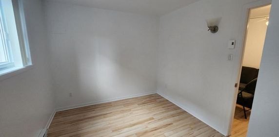 3 1/2 SEMI-MEUBLÉ - Photo 2