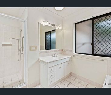 SPACIOUS THREE BEDROOM DUPLEX IN PEACEFUL ELEVATED LOCATION - Photo 6