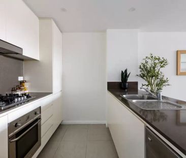 Split level apartment with generous proportions - Photo 4