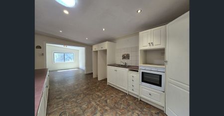 Large stone home - Photo 3