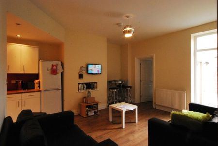 3 Bed - Amble Grove, Sandyford - Photo 4