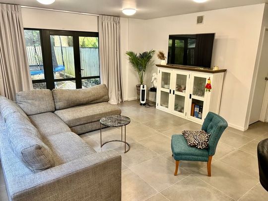 1 Bedroom Spacious & Modern Fully Furnished Unit - Photo 1