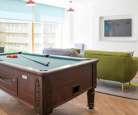 1 bedroom in a flat share to rent - Photo 2