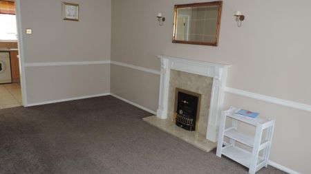 3 bedroom end of terrace house to rent - Photo 2