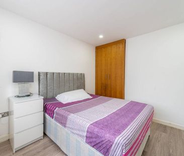 3 bedroom flat to rent - Photo 4